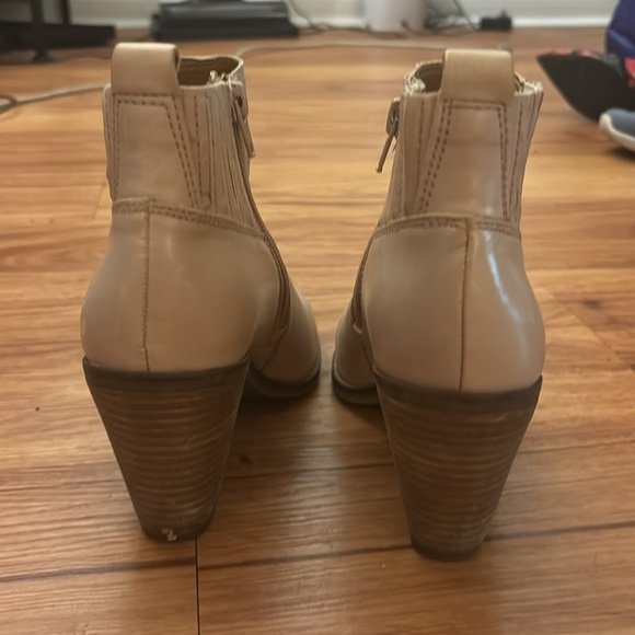 Nude Pointed Tow Western Flair Lucky Brand Heeled Boots - Picture 4 of 7